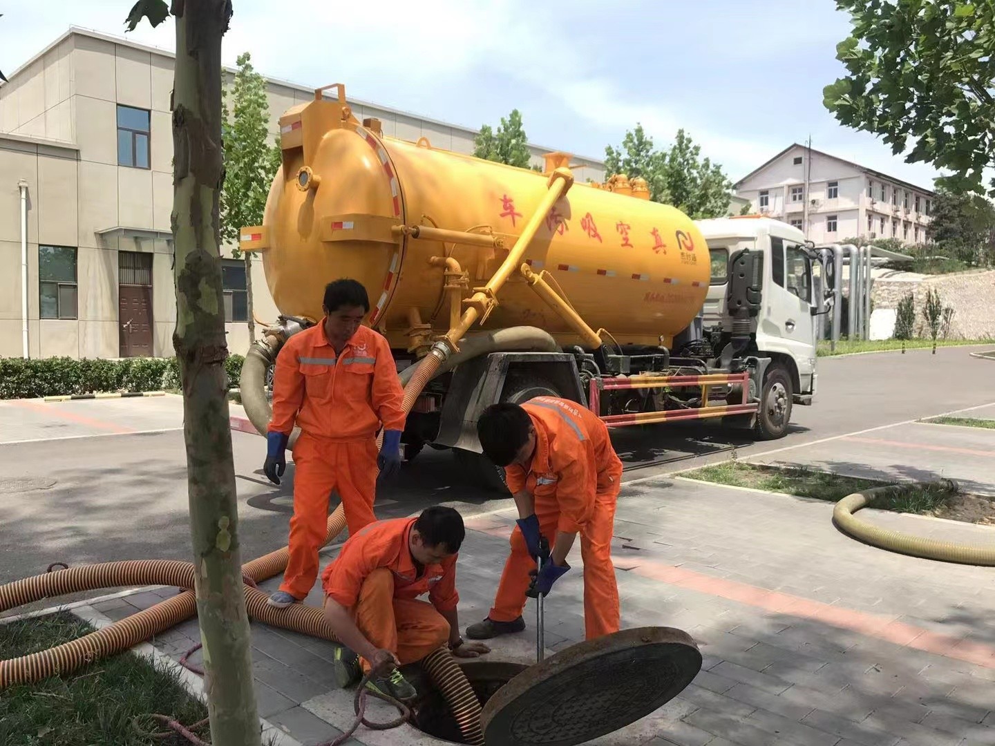 南湖管道疏通车停在窨井附近