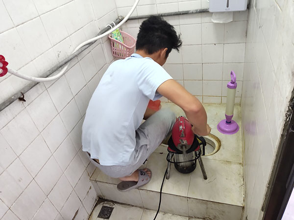 南湖管道堵塞冒臭气 专业师傅现场解决问题