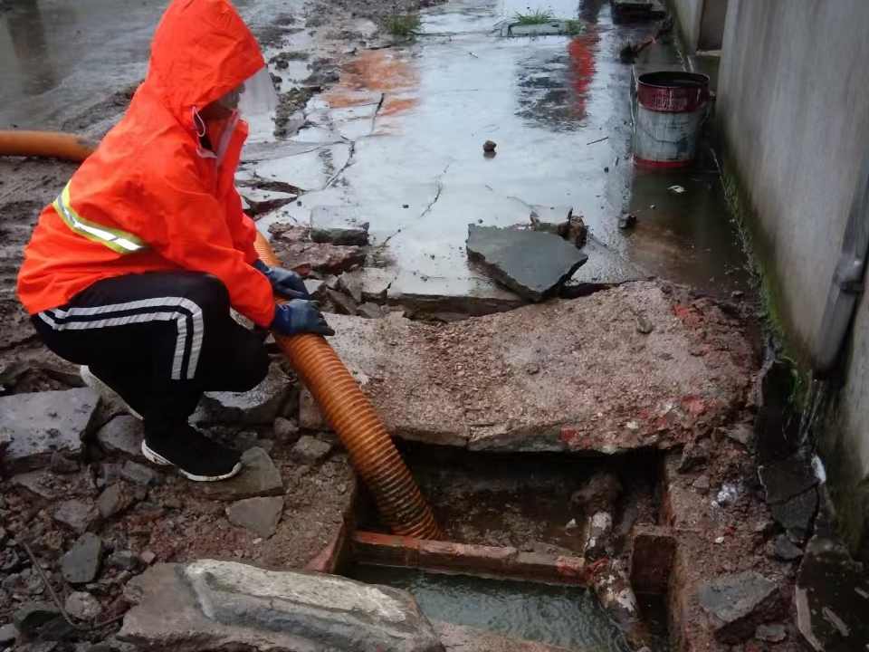 南湖专业清理污水池 炜誉市政以规范流程守护城市 “肠道”